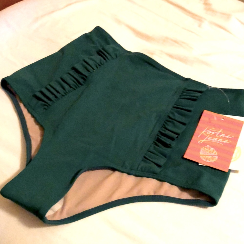 Kortni Jeane. Down in front ruffle bottoms. NWT